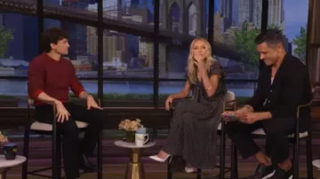 Pull Loewe en coton et laine porté par Tom Holland, vu dans l'émission LIVE with Kelly and Mark le 23 juillet 2026.