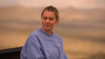 Pull Alo Yoga Accolade à col rond porté par Casey Douglass dans l'épisode « La Vengeance dans la peau : se marier ou passer à autre chose » (S04E08).