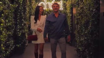 Robe blazer courte tailleur Club London Landon blanc cassé portée par Hayley Dinaé dans l'épisode « The Ultimatum : Marry or Move On » (S04E08)