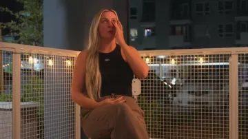 Débardeur Alo Yoga Aspire porté par Casey Douglass dans l'épisode « La Vengeance dans la peau : se marier ou passer à autre chose » (S04E08).