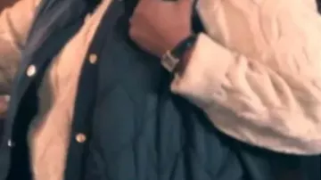 Gilet matelassé bleu Debbie porté par Debbie Claybourne (Octavia Spencer) dans Ride or Die (S01)