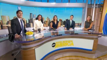 Chemisier à col montant Boss porté par Ginger Zee, vu dans l'émission Good Morning America le 23 juillet 2026.