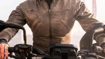 Veste bomber de Judith portée par Judith Burton (Hannah Waddingham) dans la série télévisée Ride or Die (S01)