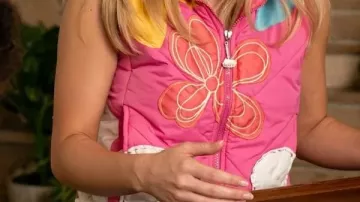 Gilet rose à fleurs porté par Elle Woods (Lexi Minetree) dans la série télévisée Elle (S01)