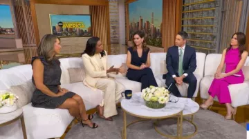 Jupe courte à motifs Boss portée par Ginger Zee, vue dans l'émission Good Morning America le 23 juillet 2026.