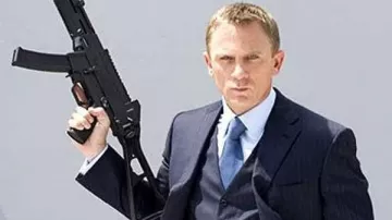 Traje azul marino de tres piezas de James Bond (Daniel Craig) en Casino Royale.