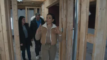 Doudoune sans manches Fashion Nova Never Too Cozy Sherpa couleur camel portée par Page Turner dans l'épisode Love It or List It (S21E02)