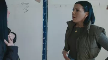 Gilet Mini Puff de Garage Clothing porté par Page Turner dans l'épisode Love It or List It (S21E02)