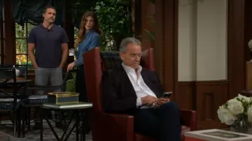 Chemise Rails Bethany portée par Victoria Newman (Amelia Heinle) dans l'épisode 200 de la saison 53 des Feux de l'amour.