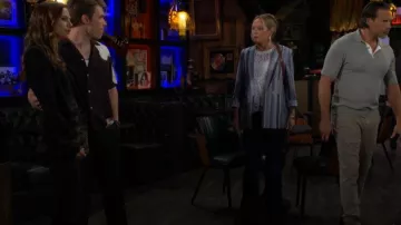Camiseta del campamento All Saints Alberic usada por Noah Newman (Robert Adamson) como se ve en The Young and the Restless (T53E199)