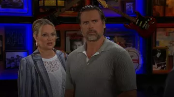 Top sin mangas de encaje de INC International Concepts usado por Sharon Collins (Sharon Case) como se ve en The Young and the Restless (T53E199)