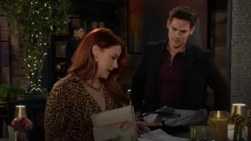 Bolso de hombro pequeño acolchado Steve Madden Colette usado por Sally Spectra (Courtney Hope) como se ve en The Young and the Restless (T53E198)