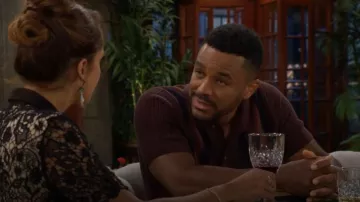 Camisa de punto texturizado a rayas de algodón Reiss Bradley usada por el Dr. Nate Hastings (Sean Dominic) como se ve en The Young and the Restless (T53E198).