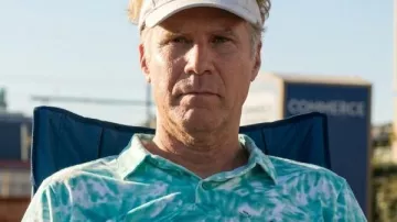 Polo verde de Will Ferrell de 2026 usado por Lonnie 'The Hawk' Hawkins (Will Ferrell) como se ve en The Hawk (T01)