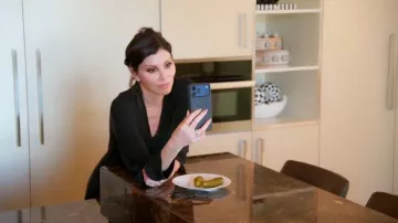 Bata de descanso Skims Soft Lounge usada por Heather Dubrow, como se ve en The Real Housewives of Orange County (T20E03).