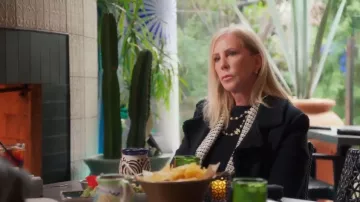 Collier long Chanel en perles et cristaux CC porté par Vicki Gunvalson dans l'épisode 3 de la saison 20 de The Real Housewives of Orange County.