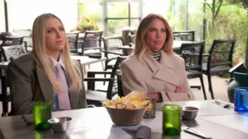 Blazer Ronny Kobo Birch porté par Gina Kirschenheiter dans l'épisode 3 de la saison 20 de The Real Housewives of Orange County.
