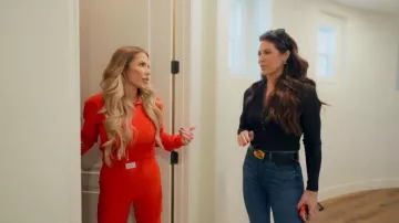 Pendientes con el logo CC de Chanel que luce Emily Simpson, tal como se ve en The Real Housewives of Orange County (T20E03).