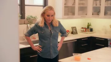 Camisa vaquera estilo western de Denim Forum usada por Shannon Beador, como se ve en The Real Housewives of Orange County (T20E03).