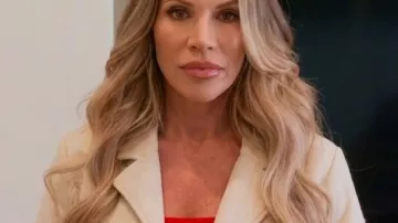 Jennifer Pedranti, des Real Housewives of Orange County (saison 20), porte une veste à franges (vue dans l'émission « The Real Housewives of Orange County » – saison 20).
