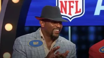 Veste sport à carreaux texturés Tailorbyrd portée par Ray Lewis Jr. dans l'épisode Celebrity Family Feud (S12E01)
