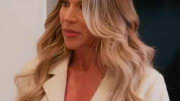 Chaqueta corta de gamuza con flecos de Jennifer Pedranti, de Real Housewives of Orange County (temporada 20)