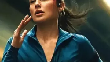 Chaqueta deportiva azul de Gal Gadot para la película El Corredor (2026)