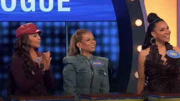 Chaqueta vaquera con volantes de Akira Mallorca usada por Maxine Jones, como se ve en Celebrity Family Feud (T12E02).