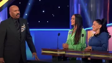 Blazer cruzado de mezcla de lino de Stella McCartney usado por Sheila E. como se ve en Celebrity Family Feud (T12E01)