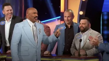 Costume en laine beige Studio Suits Napoléon Como Bar porté par Jerry dans l'émission Celebrity Family Feud (S12E03)