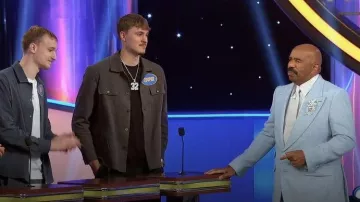 Surchemise en mélange de coton Eleventy portée par Cooper Flagg dans l'épisode Celebrity Family Feud (S12E03)