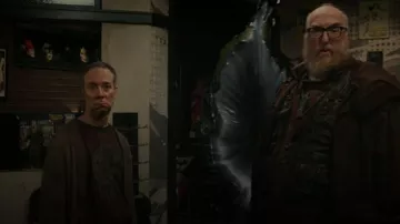 T-shirt unisexe adulte Hawkman de DC Comics porté par Stuart Bloom (Kevin Sussman) dans l'épisode « Stuart Fails to Save the Universe » (S01E01).