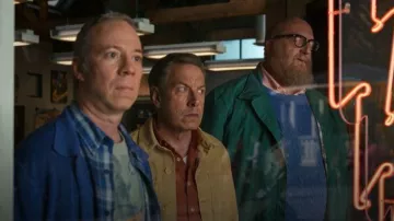 Veste de travail teinte en pièce par Alex Mill, portée par Barry Kripke (John Ross Bowie) dans l'épisode « Stuart Fails to Save the Universe » (S01E01).