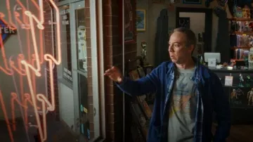 Chemise en flanelle dévorée vintage à manches longues imperméable portée par Stuart Bloom (Kevin Sussman) dans l'épisode « Stuart Fails to Save the Universe » (S01E01).