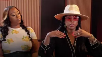 Lunettes de soleil Gucci Square Frame GG0437SA dorées portées par Labrina Jackson dans l'épisode Heart and Hustle Houston (S02E08)