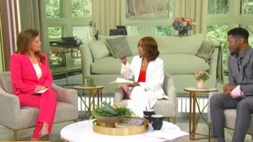 Pantalon en crêpe à motif feuille Alexander McQueen porté par Norah O'Donnell, comme on a pu le voir dans l'émission CBS Mornings le 22 juillet 2026.