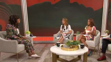 Pantalon Etro à imprimé floral jacquard arrivant à la cheville, porté par Aisha Tyler dans l'émission CBS Mornings du 23 juillet 2026.