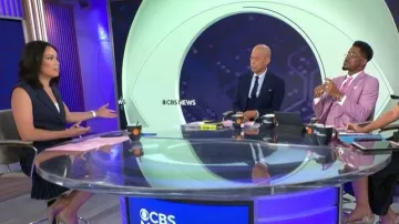 Robe Sandro Carine portée par Jo Ling Kent, vue dans l'émission CBS Mornings le 24 juillet 2026.