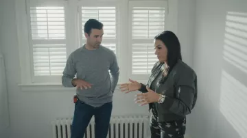 Chaqueta bomber minimalista y acogedora de Zara, resistente al agua y al viento, usada por Page Turner en Love It or List It (T21E04).