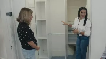 Suéter de manga abullonada con lunares color menta, exclusivo de Mint, usado por Tina Morasco como se ve en Love It or List It (T21E04).