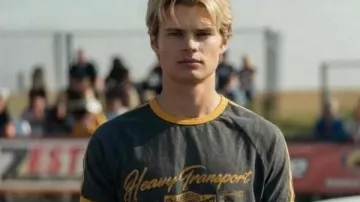 Mi vida con los chicos Walter 2026 Camiseta estampada de Noah LaLonde usada por Cole Walter (Noah LaLonde) como se ve en Mi vida con los chicos Walter (T03)