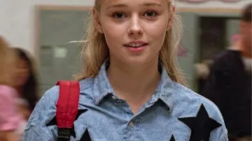 Beverly Hills 90210 S02 Hallway Student Stars Print Shirt as seen in Beverly Hills, 90210 (S02)