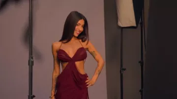 Robe longue rouge drapée Vida pour femme de Jaded London, portée par Annie Knight dans l'épisode Turned On: Dirty Sexy Money (S01E06).