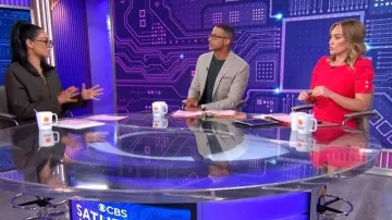 Robe fourreau froncée à manches courtes et boutons DKNY portée par Kelly O'Grady dans l'émission CBS Mornings du 25 juillet 2026.