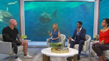 Pantalones vaqueros acampanados con abertura de Veronica Beard Royce Denim usados por Natalie Morales, tal como se vio en CBS Mornings el 27 de julio de 2026.