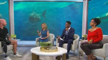 Haut en jersey rouge à épaules dénudées et nœud Prabal Gurung porté par Adriana Diaz dans l'émission CBS Mornings du 27 juillet 2026.