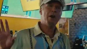 Polo jaune à losanges porté par Lonnie « The Hawk » Hawkins (Will Ferrell) dans la saison 1 du film « The Hawk ».