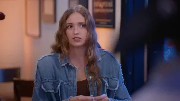 Chaqueta vaquera desgastada con detalles de flecos en el bajo, usada por (Tegan Bruce) como se ve en The McBee Dynasty: Real American Cowboys (T03E06).