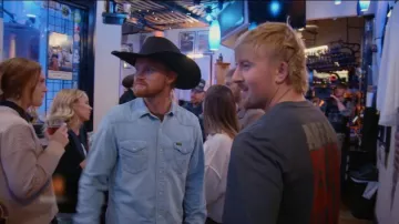 Chemise en jean bleu à manches longues Wrangler pour homme, d'inspiration vintage, portée par (Jake Denton) dans The McBee Dynasty : Real American Cowboys (S03E06)