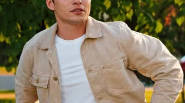 Messages vocaux pour Isabelle 2026 Nick Robinson Veste beige